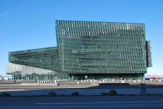 Harpa - das Prestigeobjekt in Reykjavik schlechthin. Dieses Konzerthaus/Veranstaltungszentrum/Restaurant sollte eigentlich noch viel bombastischer werden, aber Islands Banken-Crash kam dazwischen. Mit Ach und Krach hat man es doch fertiggestellt, allerdings kleiner, als ursprünglich geplant. Hier spielt auch das Symphonieorchester auf, es gibt ein Sterne-Restaurant und nachts ist es spektakulär beleuchtet.