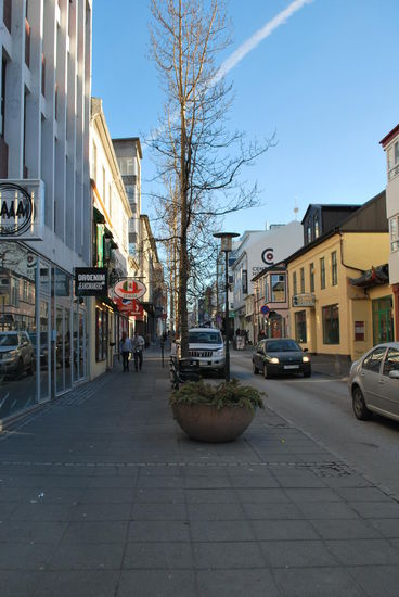 Laugavegur - die Haupteinkaufsstrasse der Hauptstadt, gleichzeitig Hotspot für nächtliche Aktivitäten am Wochenende. Beliebter Sport der Isländer: Die Straße auf und ab fahren, immer wieder. Auf der Suche nach tja: whatever. Neue Leute, beste Parties...