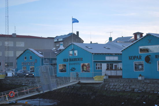 Am alten Hafen, Souvenirshops, Restaurants, Touristinformationen.