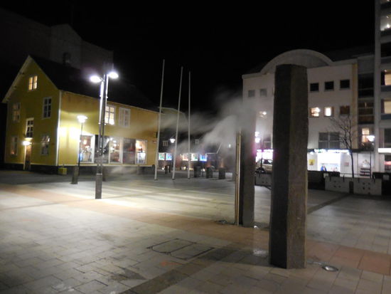 Mitten in Reykjavik kommt der heiße Dampf auch hoch.