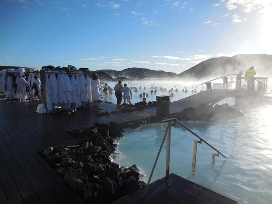 Kein gekachelter, künstlicher Pool, alles echt ! Man hat Lava unter den Füßen !