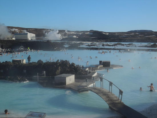 Was im HIntergrund so aussieht, wie ein Fabrikgebäude, ist das Geothermalkraftwerk. Früher schwamm man praktisch direkt vor dem Kraftwerk herum, heute kommt man nicht mehr so dicht dran.