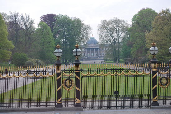Falsche Reihenfolge, aber egal. Das hier ist das bewohnte Königsschloss von Laeken.