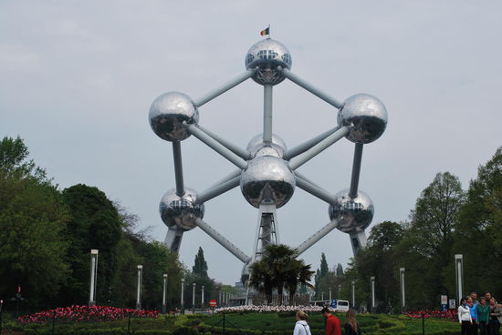 Dieses Teil hier ist meiner bescheidenen Meinung nach das außergewöhnlichste Bauwerk Europas. Gebaut anlässlich der Weltausstellung von 1958. Damals noch mit Aluminium-Haut überzogen. Es stellt ein Eisen-Molekül dar, ist 102 m hoch und echt skurril, sowohl von innen, wie auch außen.