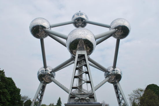 Das Aluminium wurde beim kompletten make-over von 2004 bis 2006 durch glänzendes Edelstahl ersetzt. Atomium erstrahlt jetzt wieder in ganz neuem, rostfreien Glanz.