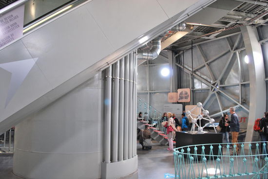 So, ich bin endlich drinnen, muss aber feststellen, dass die Ausstellungen in den einzelnen "Atomen" bzw. Kugeln jetzt nicht sooo weltbewegend sind.