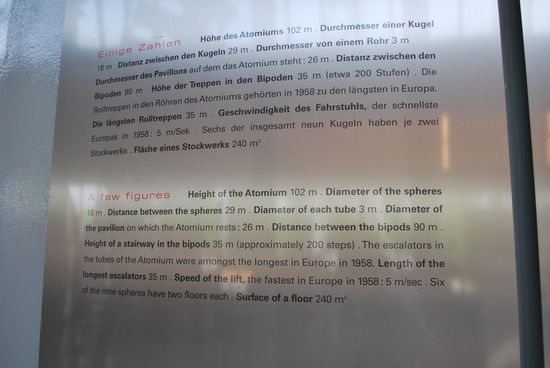 Ich erspare mir die technischen Daten des Atomiums - bitte Brille aufsetzen, Lupe holen und lesen...