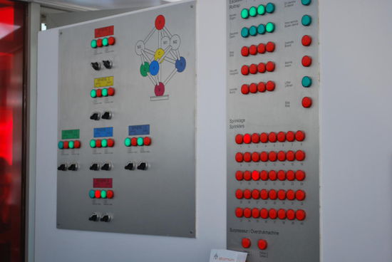 Ist das die Steuerzentrale des Gebäudes ??? Das ist ja wie gestern im Comic-Museum...