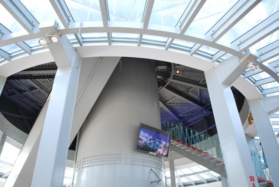 Von Kugel zu Kugel geht es per Rolltreppe - und die sind teils lang und fies - ich hasse Rolltreppen. Es gibt auch Stahltreppen, aber die sind auch fies für Höhenangstgeplagte, weil nach unten durchsichtig.