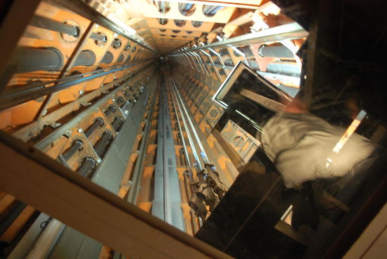 Fahrstuhlfahren mit Fahrstuhlschacht im Blick...