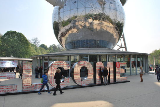 Vor dem Atomium steht dieses "Kletterschild" Welcome. Das kommt natürlich überhaupt nicht so gut rüber, wie "i-Amsterdam".