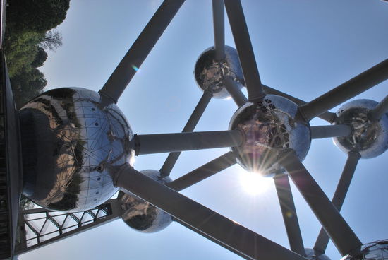 Jetzt blitzt die Sonne schon und ich fange an, Klamotten runter zu reißen, es wird warm in Mini-europe, meinem nächsten Ziel gleich um die Ecke und über eine kurze Brücke.