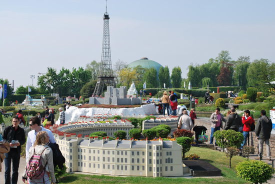 Und da prangt auch schon der Eiffel-Turm. Die Route durch den Park ist mit Pfeilen auf dem Boden gekennzeichnet, folgt man ihnen, verpasst man nichts.