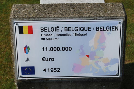 Diese Schilder stehen vor jedem jeweiligen Länderbereich mit den Informationen Landesbezeichnung, Größe, Einwohnerzahl, Währung und Jahr des EU-Beitritts. Oben befindet sich ein Knopf (hier nicht zu sehen), drückt man ihn, ertönt die jeweilige Nationalhymne.