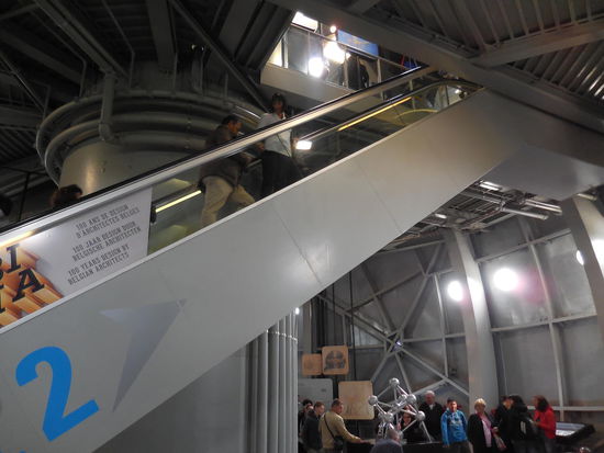 mit Rolltreppe von Kugel zu Kugel