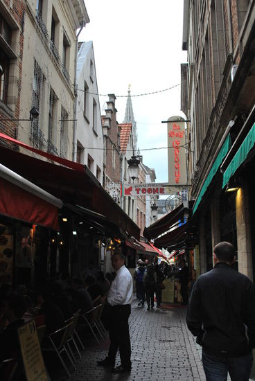 wieder in den Fressgassen - ich habe seit dem Frühstück nichts gegessen. HUNGER !! Trotzdem schaffe ich wieder nur die Hälfte der bestellten Speise beim super-netten Italiener: Es gibt Pizza.