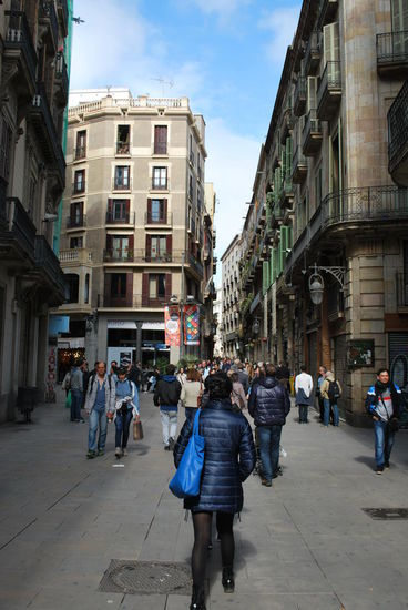 Na, so ganz sonnig und warm ist es heute noch nicht. Die Einheimischen tragen noch Winterklamotten, ich finde es allerdings schon ganz schön warm hier...