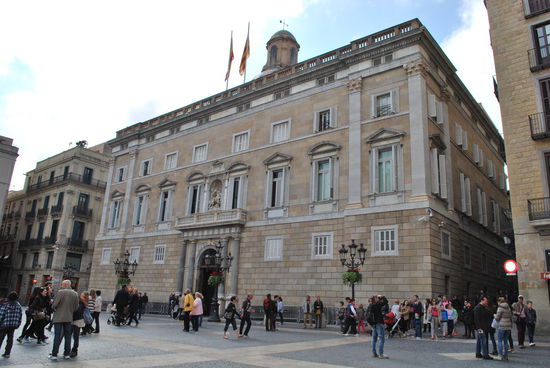 Nicht sicher, aber ich glaube - es ist das Rathaus von Barcelona...