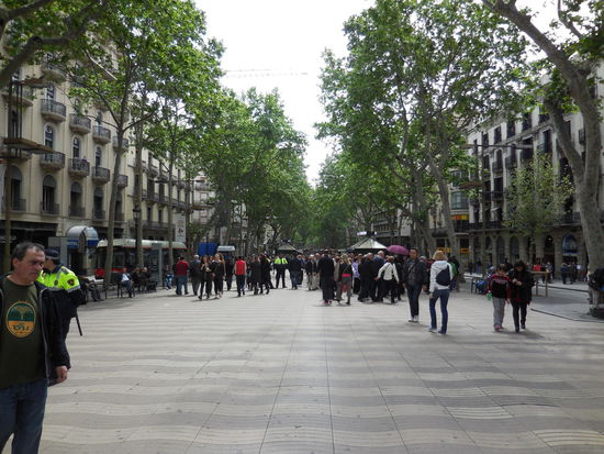 Nu aber: Ich biege links ab auf die Ramblas - und es ist vergleichsweise leer hier und heute.