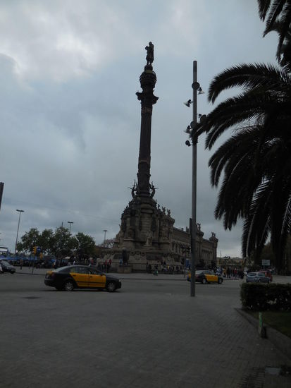 Die Kolumbus-Säule ist erreicht und damit Meerluft ! Jetzt stehe ich direkt am Mittelmeer, atme salzhaltige Luft, benötige nur noch einen Hafen und ein paar Boote und dann fühle ich mich praktisch wie zuhause...