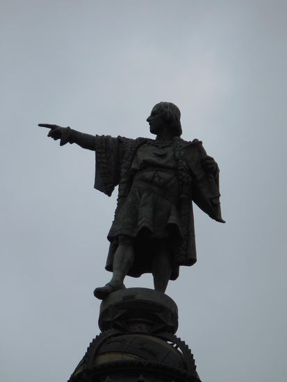 Christoph Columbus zeigt: DA musst du hin ! In der exakt entgegengesetzten Richtung finde ich einen Supermarkt für Brot, Tomate, Banane, Joghurt und Wasser/Apfelsaft. Ich muss also nicht hungrig ins Bett...