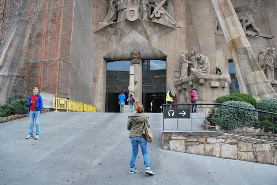 Endlich drinnen: Achtung, der QR-Code des e-tickets wird natürlich gescannt und wenn der Druck zu schwach ist, muss man es re-printen lassen, kostet nochmal ein paar Minuten extra Zeit. Also, mit vollen Druckerpatronen arbeiten !!!