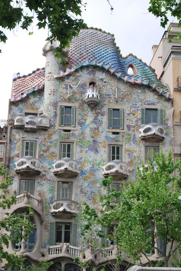 Auch eine Auftragsarbeit Gaudis: Casa Batllò. Ein von 1904-1906 komplett umgebautes Gebäude und heute auch UNESCO-Weltkulturerbe. Obwohl in Privatbesitz, kann es besichtigt werden, sollte man den Nerv haben ca. 1-2 Stunden Schlange zu stehen. Ich habe den Nerv nicht !