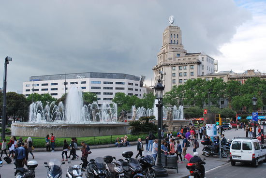 Die verkehrsumtoste Placa Catalunya
