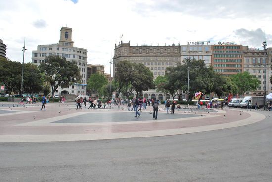 Die Placa Catalunya ist echt riesig und von bombastischen Gebäuden gesäumt.