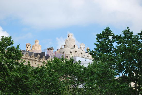 Ein weiterer Meilenstein der Architektur Antoni Gaudi´s: Casa Mila, auch genannt La Pedrera - der Steinbruch auf deutsch. Es wird gerade renoviert und die komplette Fassade ist hinter Bauplanen verschwunden. Hinein kann man trotzdem, aber mein Zeitplan hält mich davon ab: Die Warteschlange wickelt sich auch hier wieder um den gesamten Straßenblock.