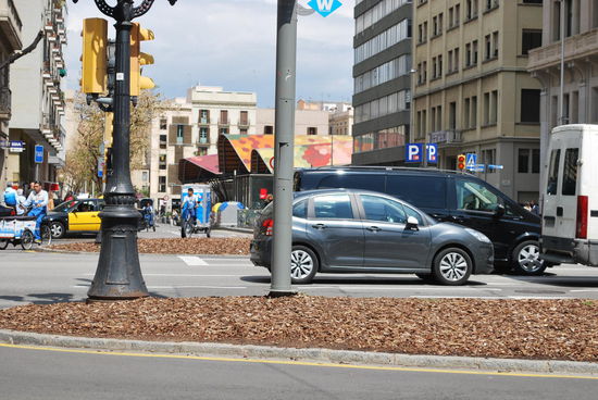 Das Gebäude mit dem bunten Dach im Hintergrund ist der Markt Santa Catalina