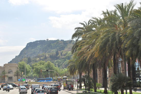 Der Haushügel Barcelonas: Mont Juic, da will ich jetzt hin ! Ich steige hier wieder in den Sightseeing-Bus.