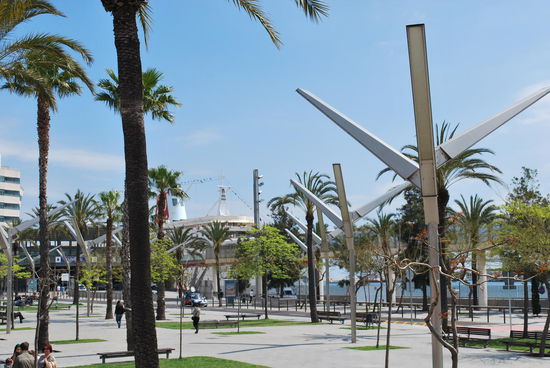 schlecht zu sehen, aber der Dampfer im Hintergrund ist die MS Deutschland