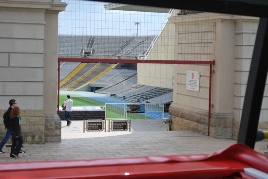 Ein Blick ins Olympia-Stadion von 1992. Der Besuch ist ansonsten auch kostenlos möglich, aber ein leeres Stadion betrachten ???