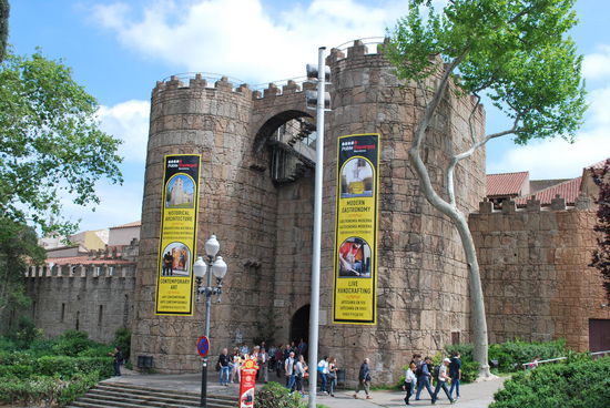 Das "spanische Dorf" wurde anlässlich der Weltausstellung von 1929 aufgebaut und sollte eigentlich nachher wieder verschwinden. Es erfreut(e) sich jedoch so großer Beliebtheit, sodass es noch heute steht.