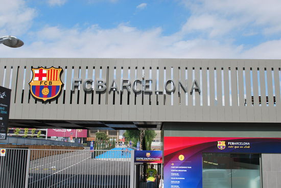 Jetzt, wo ich so direkt davor stehe, denke ich aber schon: Ey, das wäre wohl doch ganz cool, da mal mitten auf dem Rasen zu stehen... Ich beschließe, einen Versuch zu unternehmen, doch noch ein Ticket für morgen zu ergattern.