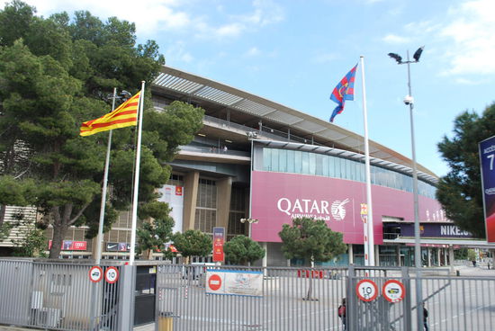 gesponsert vom Emirat Qatar. Macht ja nichts, denen gehört ja auch schon halb Air Berlin und ein großer Happen Deutsche Bank...