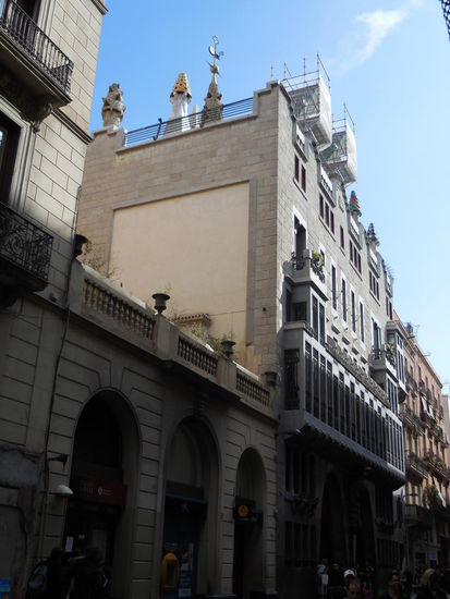 Und wieder Gaudi: In einer Seitenstraße der Ramblas befindet sich der Palau Güell. Man sieht schon wieder die charakteristischen Türmchen auf dem Dach und die teils zerklüftete Fassade - und die endlose Warteschlange derer, die rein wollen und bereit sind, sich 2 Stunden die Beine in den Bauch zu stehen... Ich kann das nicht, ich habe keine Geduld. Entweder etwas passiert zack-zack oder eben gar nicht.