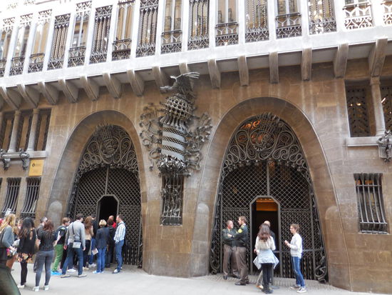 aber da ist das Verschnörkelte wieder, was für Gaudi so typisch ist.