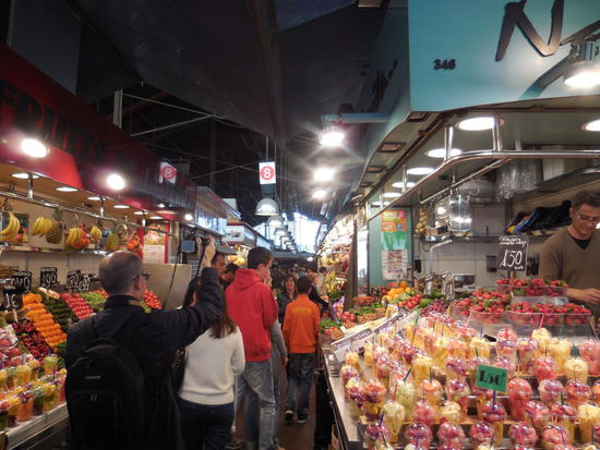 Wahre Touri-Massen strömen hier durch und jede Erdbeere, jeder Fisch und jeder Schinken wird bestimmt ca. 800-mal fotografiert, bevor das Teil verkauft und gegessen wird.