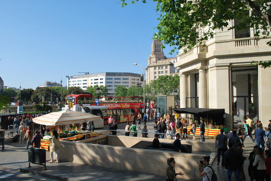 An der Placa Catalunya ist sogar ein Straßenzug abgesperrt für lauter Bücherstände.