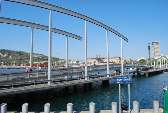 Klappbrücke zum Einkaufs- und Veranstaltungszentrum Mare magnum