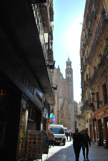 Einen Gesamteindruck kann man sich kaum verschaffen, weil die Basilika so zugebaut ist drumherum...