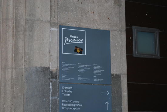 Mein nächstes Ziel, das ich zu Fuß ansteuere, weil nicht weit weg: Das Picasso Museum. Aber ich habe wenig Hoffnung auf Eintritt, denn auch hier dürften wieder mindestens 300 Leute Schlange stehen..