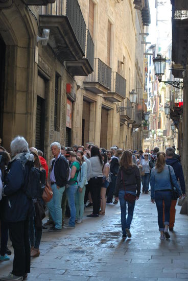 Yep ! Die Schlange ist - natürlich - endlos ! Ich HASSE Schlange stehen, ich kann das nicht und deswegen mache ich es auch nicht. Selbst, wenn ich alle Zeit der Welt hätte, ich würde das nicht aushalten ! Ich bin viel zu ungeduldig und zappelig.