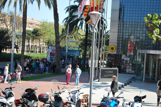 Das gelbe, runde Schild mit dem Bundesadler fällt mir sofort ins Auge: Aha, hier ist also das deutsche Konsulat in Barcelona !