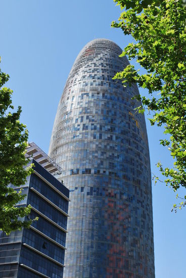 Torre Agbar an der Avinguda Diagonal, die die ganze Stadt durchquert.Der Büroturm ist mit 142 m eines der höchsten Gebäude Kataloniens und ähnelt sehr dem etwa zeitgleich errichteten Gebäude in London 30 St. Mary Axe, von den Londonern liebevoll "Gherkin" Gurke genannt. Soviel ich weiß, nennen die Katalanen ihre eigene Gurke aber nicht "Pepino" für Gurke.