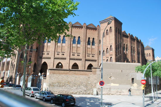Die alte Stierkampfarena La Monumental Im Viertel Eixample. Seit 2011 gibt es nach einer Volksabstimmung keine Corridas mehr in Katalonien, Gott sei Dank ! Mein Vater dürfte irgendwann in den späten 1970er Jahren in genau dieser Stierkampfarena eine echte, blutige Corrida de Toros gesehen haben. Daran kann ich mich erinnern.