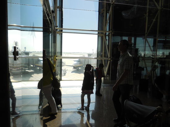 DA ist die Ryan Air und auch die Passagiere haben sich eingefunden, ich war wohl nur wieder überpünktlich....