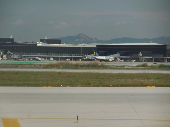 Auf der Startbahn in BCN - es ist  echt mega-warm im Flieger...